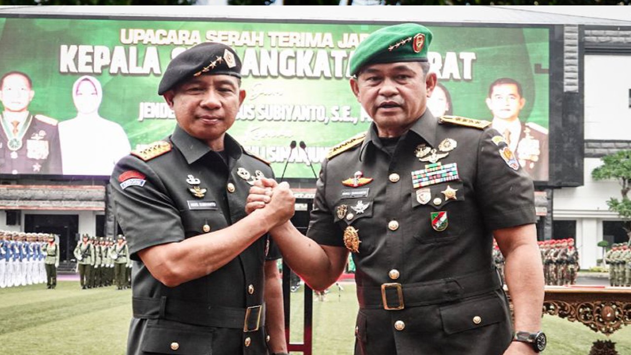 Panglima TNI Jenderal TNI Agus Subiyanto (kiri) melakukan salam komando dengan KSAD Jenderal TNI Maruli Simanjuntak usai upacara serah terima jabatan di Mabesad, Jakarta, Jumat (1/12/2023 (Foto: Antara)).