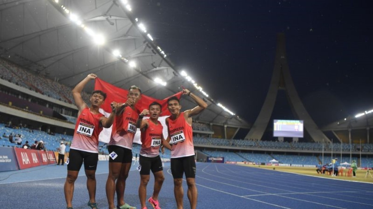 (dari kiri ke kanan) Tim pelari estafet putra Indonesia Rizal Bagus Saktyono, Ryan Arda Diarta, Partin Muhlisin dan Nur Ferry Pradana berpose usai berlomba pada final lari estafet 4 x 100 meter T42-47 ASEAN Para Games 2023 Kamboja di Morodok Techo National Stadium, Phnom Penh, Kamboja, Minggu (4/6/2023). Tim lari estafet putra Inonesia berhasil meraih emas dengan catatan waktu 44,28 detik. ANTARA FOTO/Zabur Karuru/YU (ANTARA FOTO/ZABUR_KARURU)