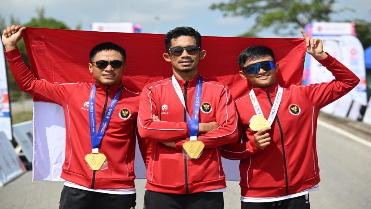 Tiga atlet Para balap sepeda Indonesia Sufyan Saori, Muhammad Fadli Immamuddin, dan Tifan Abid Alana yang sukses membawa pulang tiga medali emas untuk Indonesia di ajang World Abilitysport Games 2023 Thailand, Senin (4/12/2023). (ANTARA/HO/NPC Indonesia)