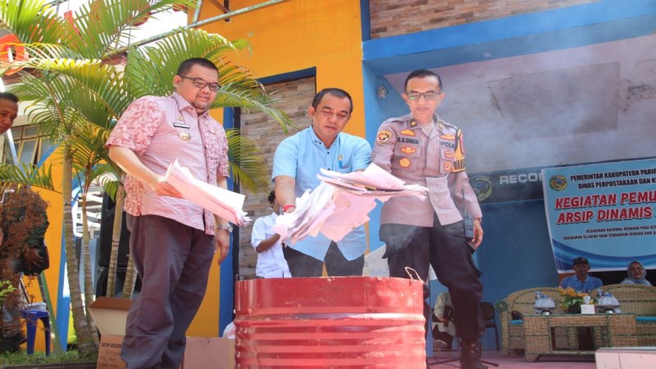 Pj Bupati Parigi Moutong, Richard Arnaldo (kiri) bersama pimpinan DPRD dan pejabat Polres Parigi Moutong memusnahkan arsip dengan cara di bakar, Jumat (1/12/2023). ANTARA/HO-Porkopim Parigi Moutong
