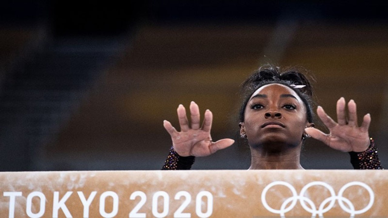 Pesenam Amerika Serikat Simone Biles berlatih balok keseimbangan di Ariake Gymnastics Centre di Tokyo, Jepang (22/7/2021). ANTARA/AFP/Loic Venance/aa.