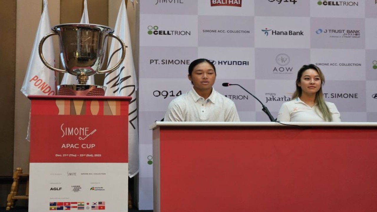 Patricia Sinolungan (kiri) dan Gabriella Then (kanan) pada acara konferensi pers Simone Asia Pacific 2023 di Pondok Indah Golf Course, Jakarta, Selasa (19/12/2023). (ANTARA/RAUF ADIPATI)