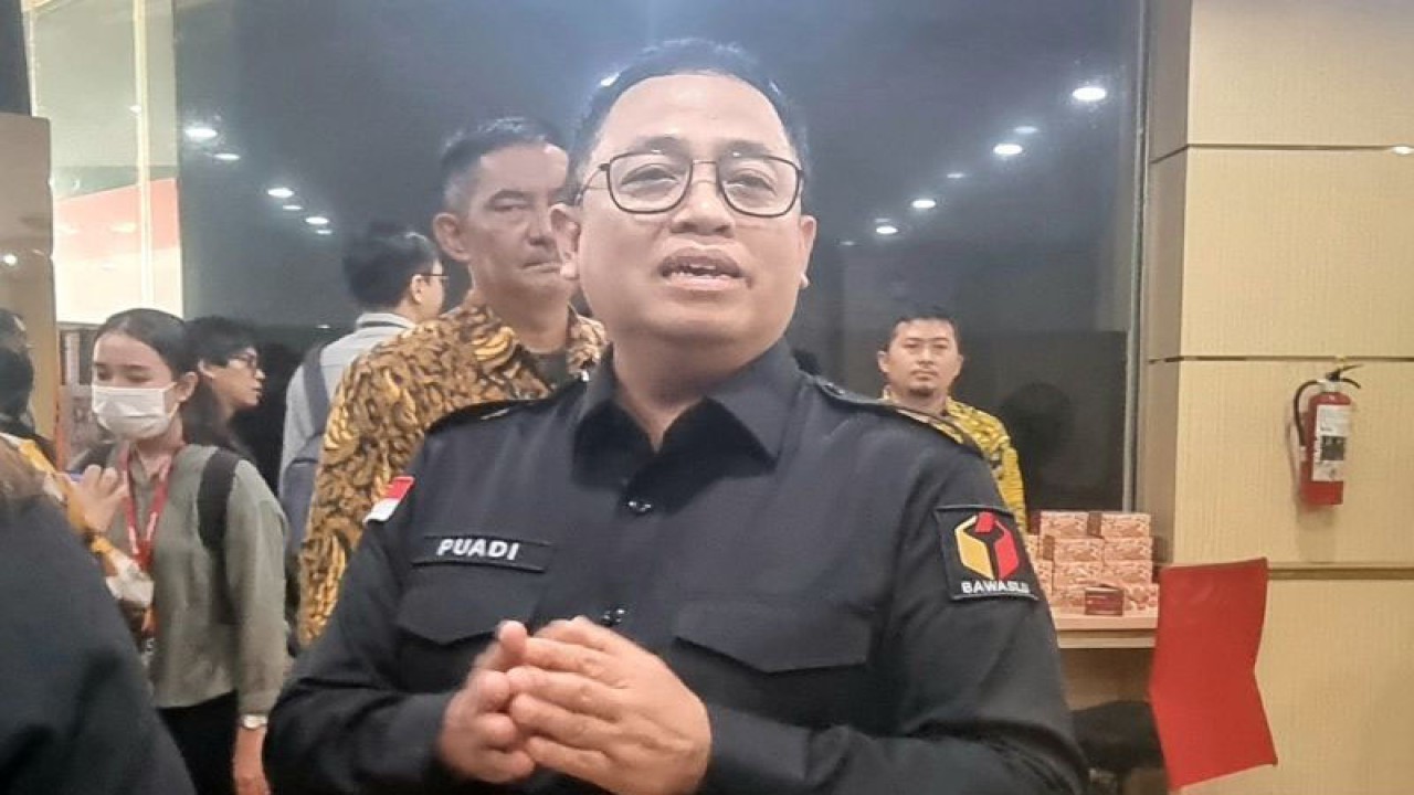 Koordinator Divisi Penanganan Pelanggaran Puadi usai memberikan keterangan pers di Media Center Bawaslu RI, Jakarta, Kamis (28/12/2023). (ANTARA/Hana Kinarina)