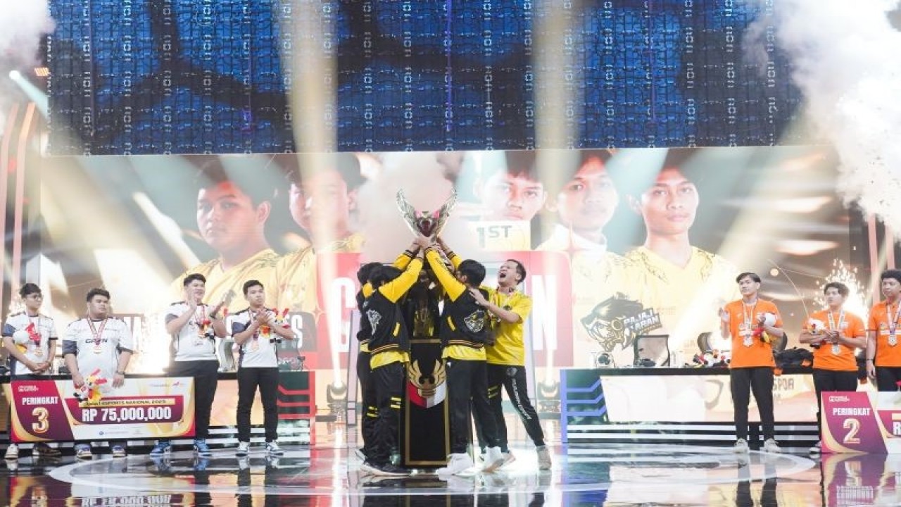 Tim Pajajaran Esports mengangkat trofi juara Liga Esports Nasional 2023 usai mengalahkan Borneo FC Esports di grand final yang berlangsung di Mahaka Square, Jakarta, Minggu (03/12/2023). (ANTARA/HO-PB ESI)