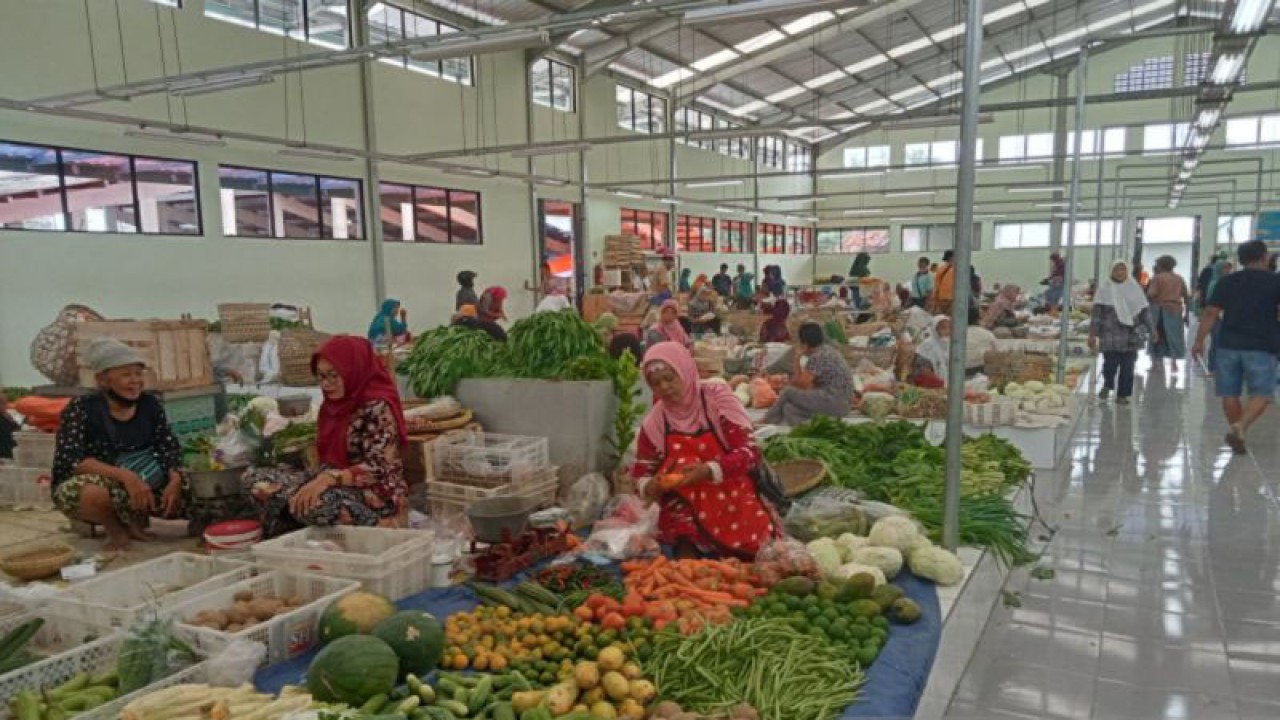 Pedagang bahan kebutuhan pokok di salah satu pasar tradisional Kabupaten Bantul, Daerah Istimewa Yogyakarta. (ANTARA/Hery Sidik)