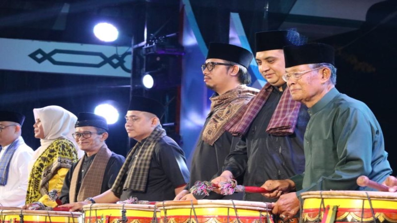 Wali Kota Bukittinggi Erman Safar (tengah) didampingi tokoh masyarakat dan legislator saat membuka secara resmi Pesta Budaya Seni Pameran Dagang dan Industri, Rabu (13/12/2023). Antara/Altas Maulana.