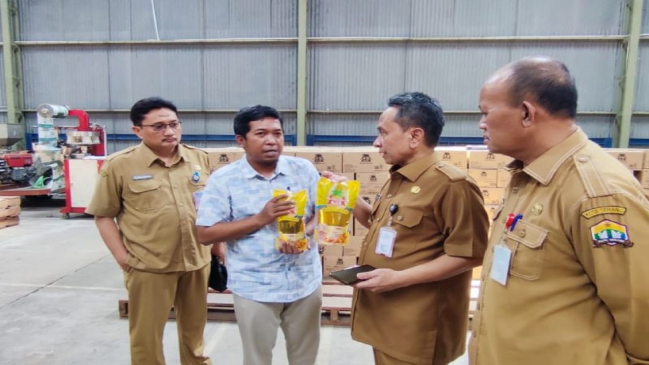 Pemerintah Kota (Pemkot) Serang meninjau stok ketersediaan bahan pokok menjelang perayaan hari Natal 2023 dan Tahun Baru 2024 (nataru) di Perum Bulog Cabang Serang, Selasa (12/12). (ANTARA/Desi Purnama Sari)