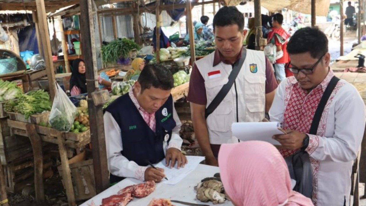 Tim Pengawas Barang Beredar Kota Pekalongan sedang melakukan pantauan keteersedian bahan kebutuhan pokok di sejumlah pasar tradisional maupun toko modern menjelang Natal 2023 di Pekalongan, Selasa (5/12/2023). (ANTARA/Kutnadi)