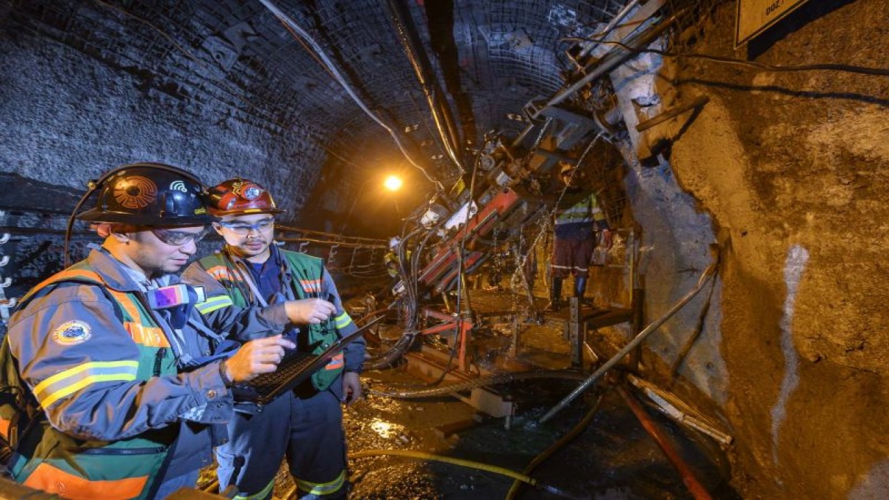 Sejumlah pekerja melakukan operasi tambang tertutup di kawasan Grassberg, Papua. (ANTARA/HO-Freeport Indonesia)