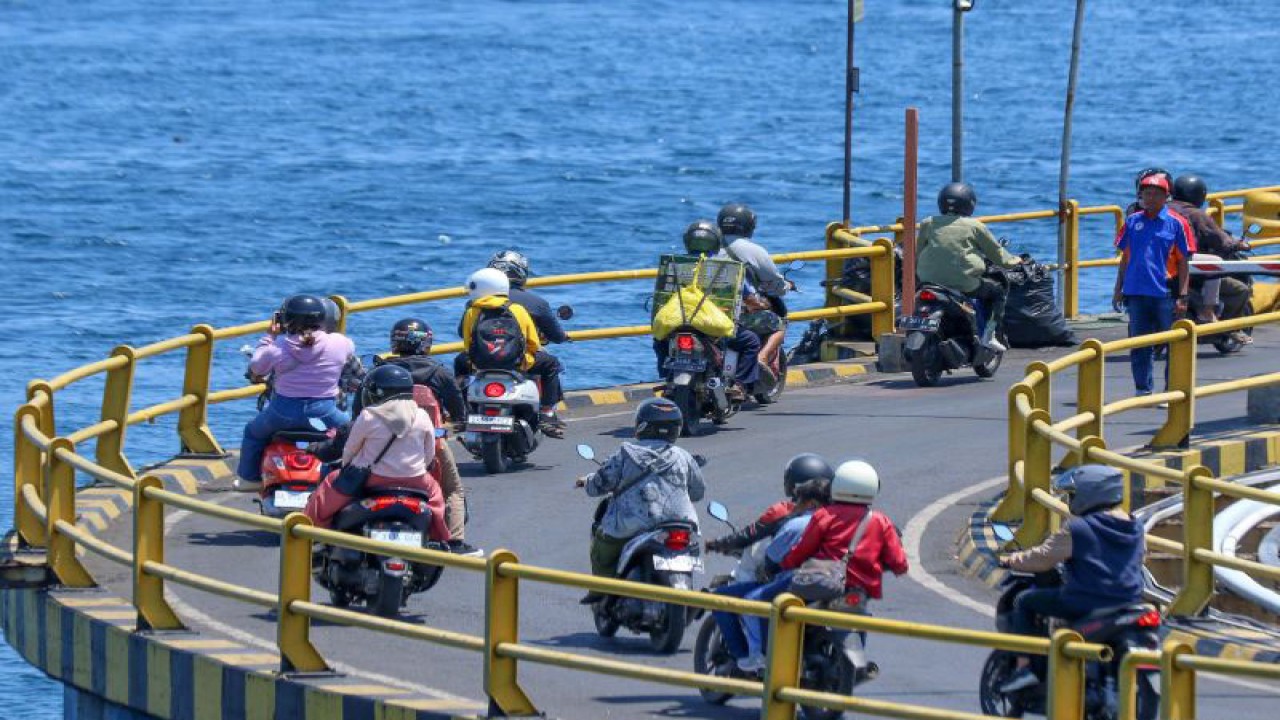 Sejumlah kendaraan roda dua memasuki kapal penyeberangan di Pelabuhan Ketapang, Banyuwangi, Jawa Timur, Jumat (22/12/2023). ANTARA FOTO/Budi Candra Setya/rwa.