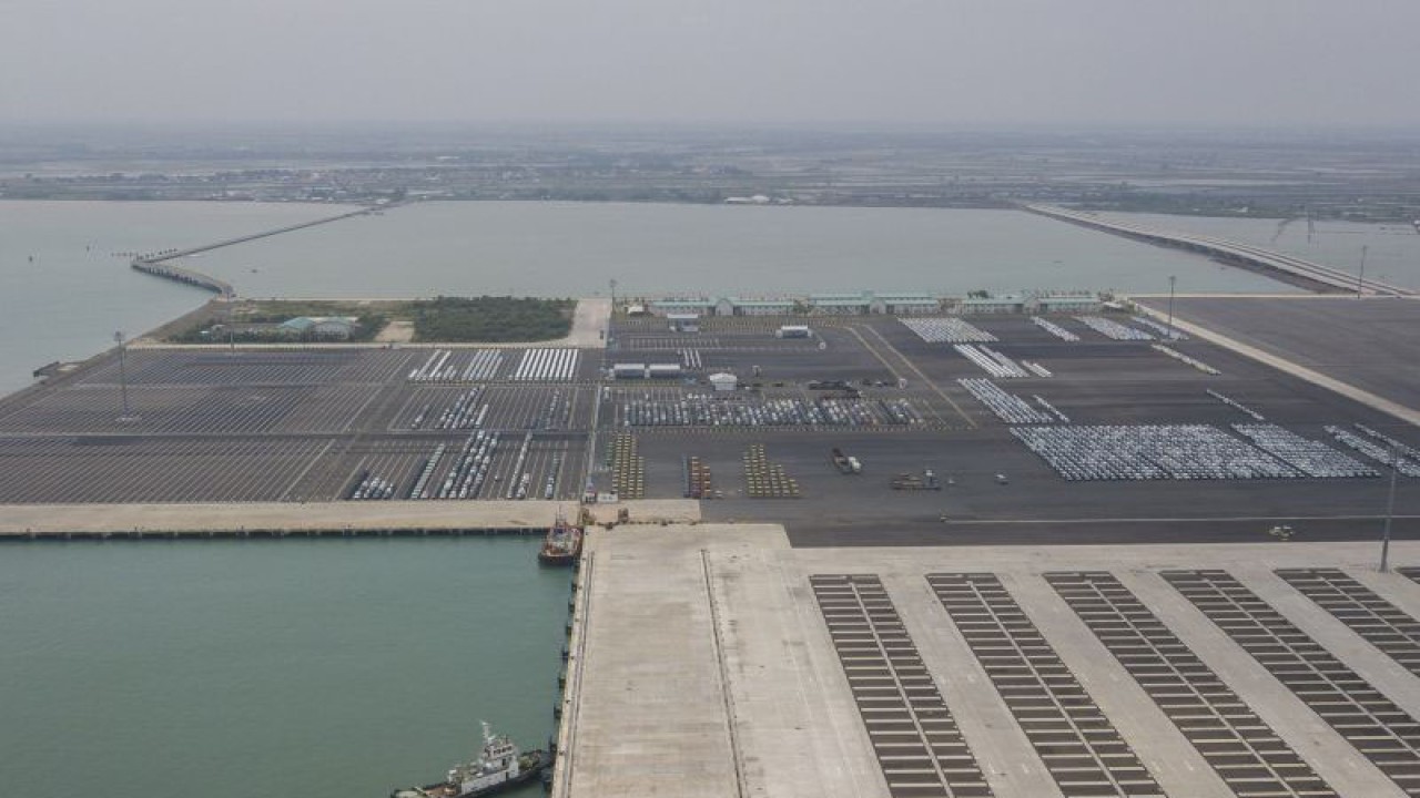 Foto udara Pelabuhan Patimban di Kabupaten Subang, Jawa Barat, Rabu (28/12/2022). ANTARA FOTO/ Fakhri Hermansyah/foc.