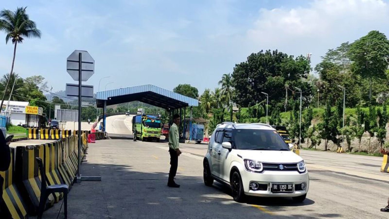 Suasana di area seaport atau tempat pemeriksaan kendaraan yang hendak masuk ke area Pelabuhan Bakauheni. ANTARA/Riadi Gunawan.