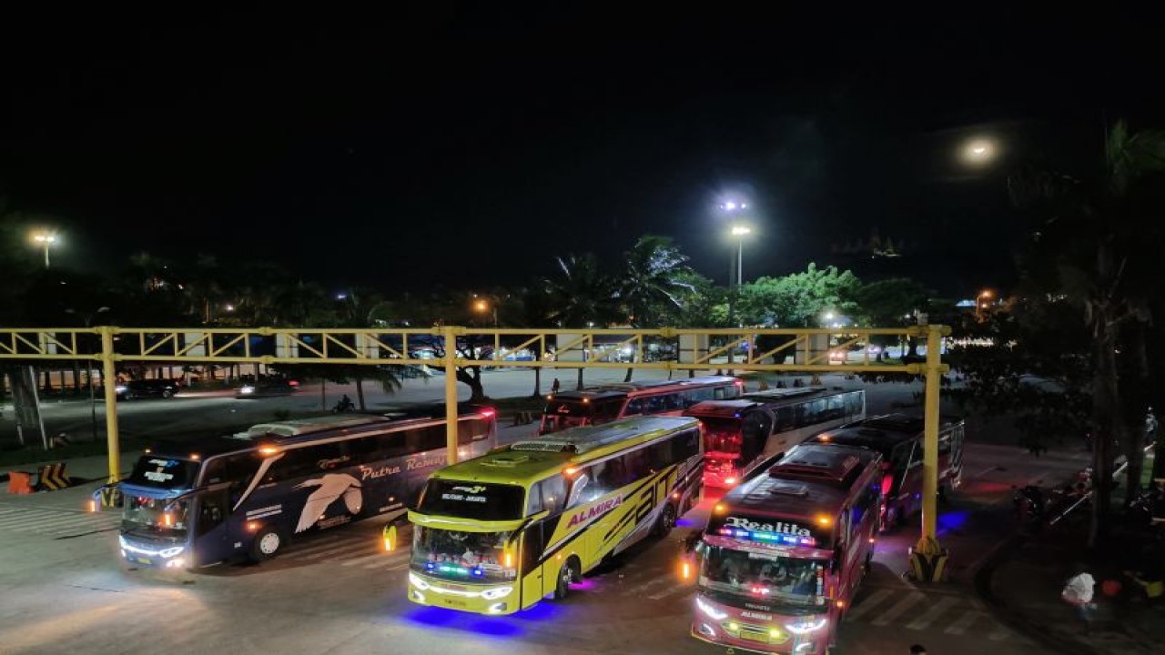 Ilustrasi - Armada bus yang hendak menggunakan transportasi penyeberangan laut di Pelabuhan Bakauheni, Lampung Selatan saat periode Idul Fitri 2023. ANTARA/Ruth Intan Sozometa Kanafi