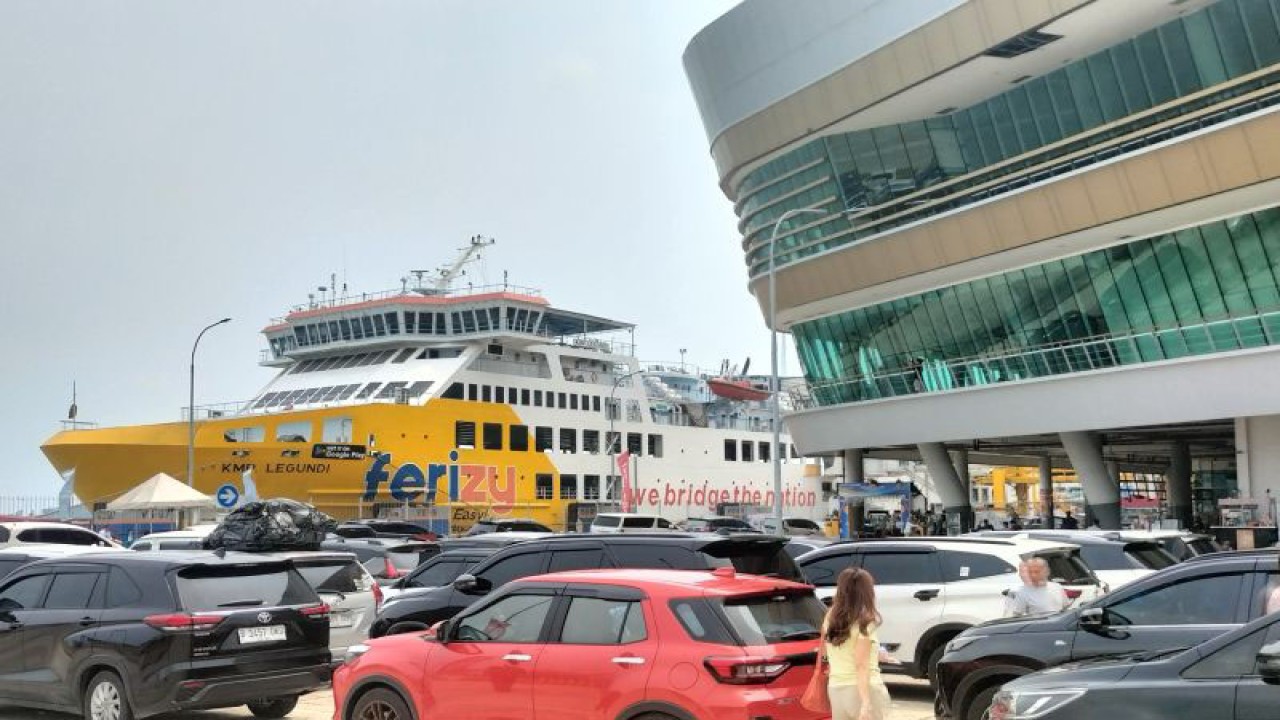 Suasana kepadatan kendaraan yang ingin melakukan penyeberangan di Pelabuhan Bakauheni, pada H+1 Natal, Selasa (26/12/2023). (ANTARA/Riadi Gunawan)