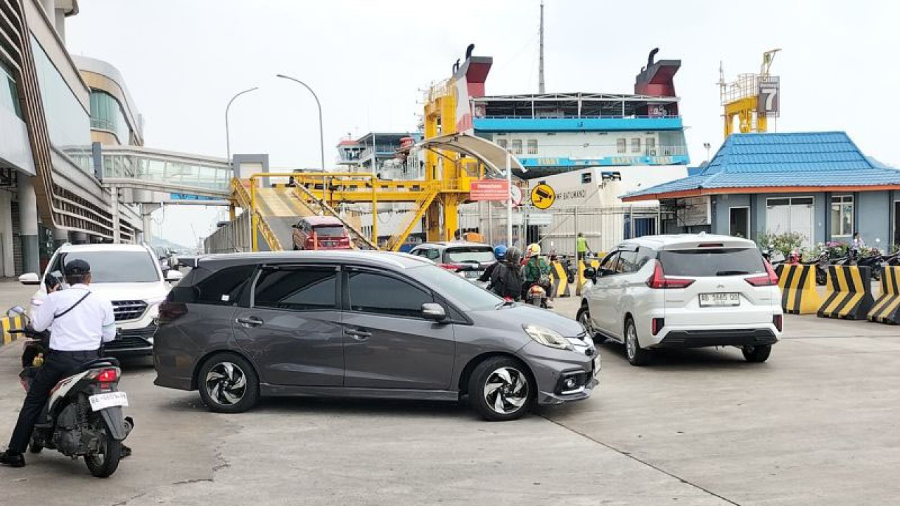 Suasana saat para penumpang kapal di area dermaga eksekutif pelabuhan Bakauheni Lampung Selatan. (ANTARA/Riadi Gunawan)