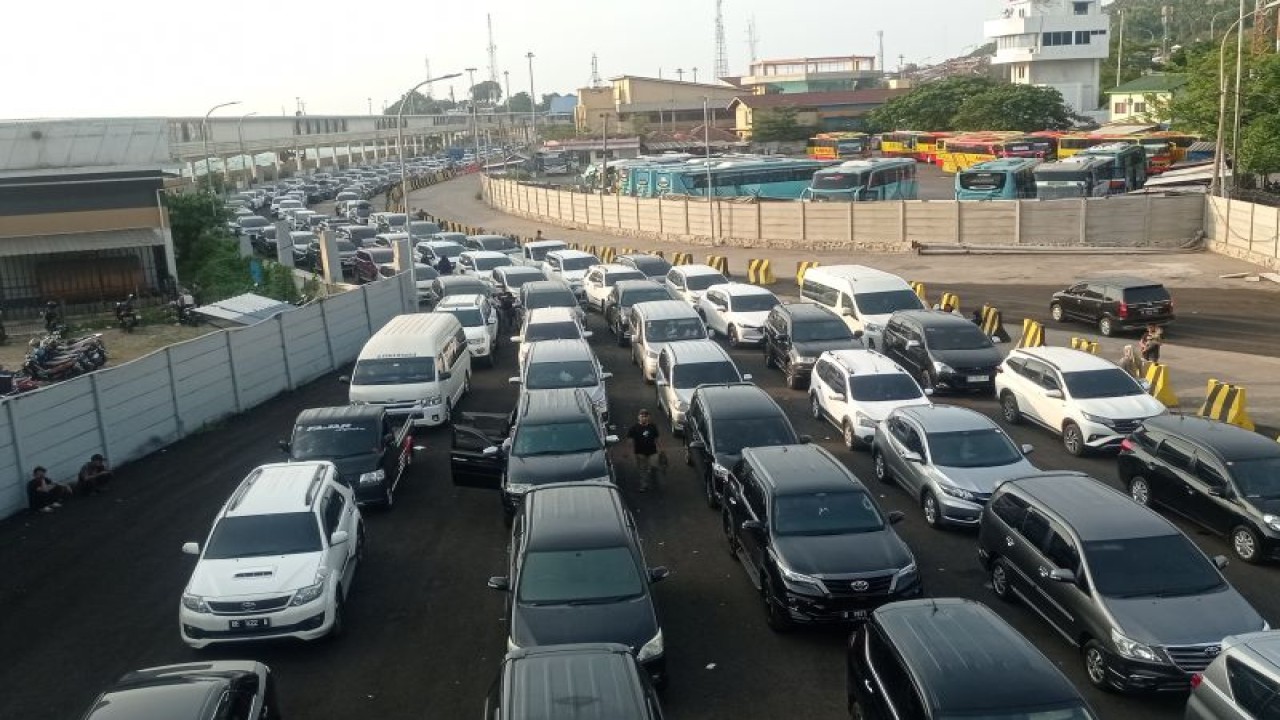Kendaraan roda empat pada H-1 atau Minggu (24/12) mengantre saat masuk Dermaga Eksekutif Pelabuhan Merak.ANTARA/Mansyur