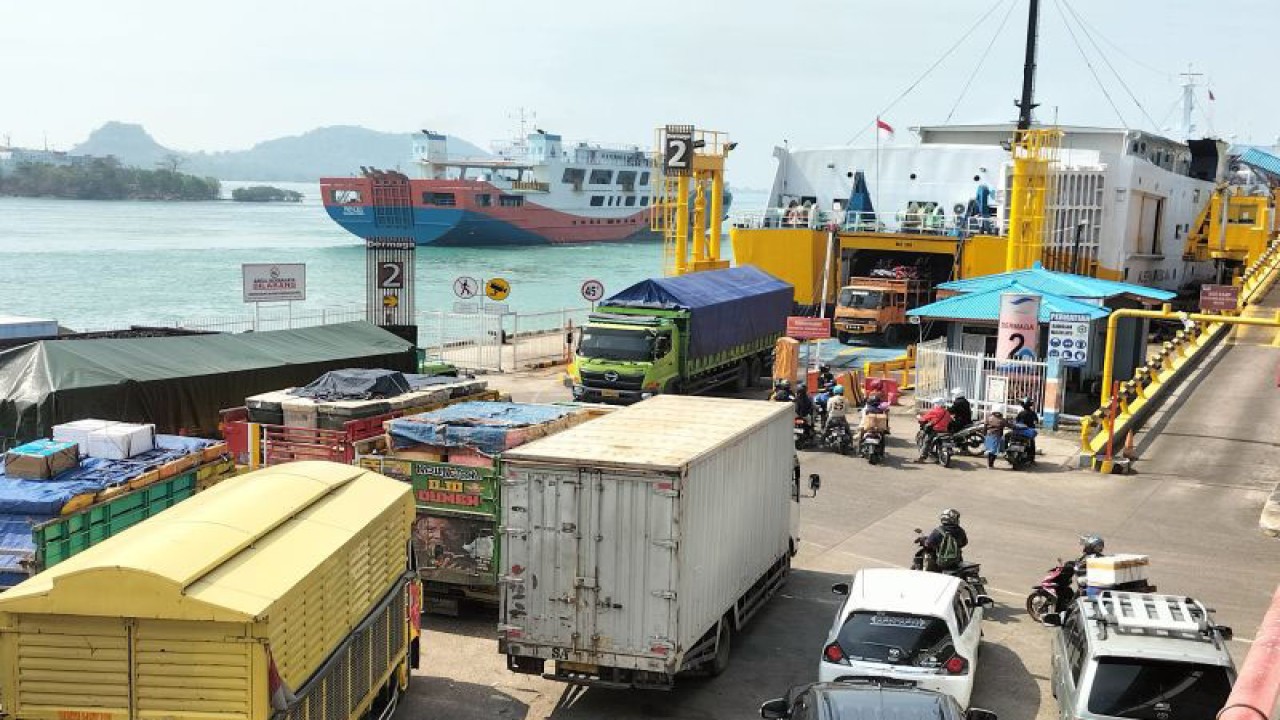 Suasana di area dermaga 2 Pelabuhan penyebrangan Bakauheni-Merak. (ANTARA/Riadi Gunawan)