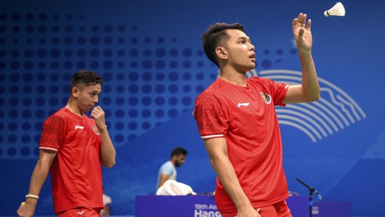 Pebulu tangkis ganda putra Indonesia Muhammad Rian Ardianto (kanan) dan Fajar Alfian (kiri) menerima kok dari lawannya asal Korea Selatan Seo Seungjae dan Kang Minhyuk dalam babak perempat final beregu Asian Games 2022 di Binjiang Gymnasium, Hangzhou, China, Jumat (29/9/2023). Fajar/Rian kalah dari lawannya dengan skor 21-11, 22-24, 17-21 sehingga kedudukan sementara Indonesia imbang dengan Korea Selatan 1-1. ANTARA FOTO/M Risyal Hidayat/aww. (ANTARA FOTO/M RISYAL HIDAYAT)