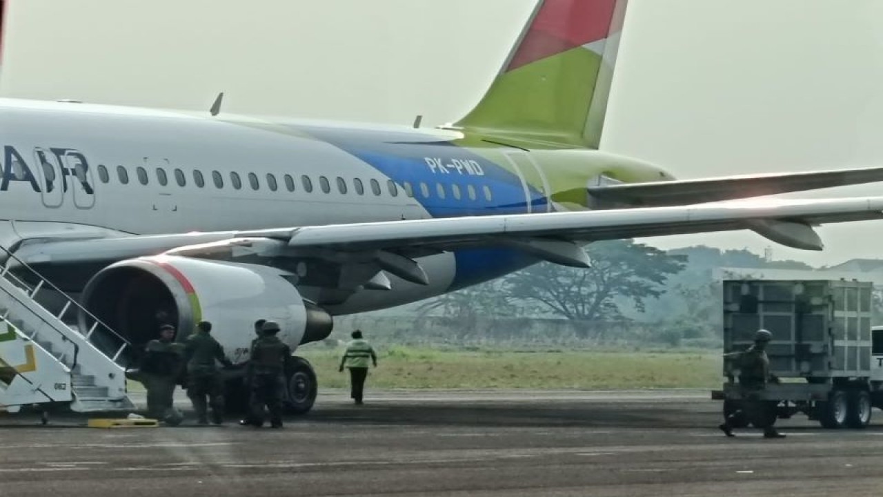 Tangkapan layar petugas di bandara. (ANTARA/HO-tangkapan layar)