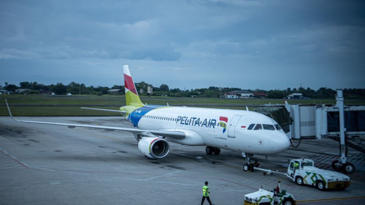 Pesawat udara maskapai penerbangan Pelita Air bersiap lepas landas di Bandara Sultan Mahmud Badaruddin (SMB) II Palembang, Sumatera Selatan, Rabu (12/4/2023). Maskapai penerbangan Pelita Air membuka tiga rute baru dengan tujuan Jakarta-Palembang, Palembang-Jakarta, Jakarta-Padang, Padang-Jakarta dan Jakarta-Pekanbaru, Pekanbaru-Jakarta yang bertujuan untuk memperkuat layanan rute domestik serta untuk mengantisipasi peningkatan lonjakan penumpang jelang libur hari raya Idul Fitri 1444 H. ANTARA FOTO/Nova Wahyudi/foc (ANTARA FOTO/NOVA WAHYUDI)