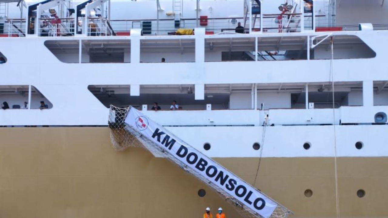 KM Dobonsolo milik PT Pelni memberangkatkan peserta mudik gratis sepeda motor dari Pelabuhan Tanjung Priok, Jakarta menuju Pelabuhan Tanjung Emas, Semarang, Sabtu (15/4/2023). ANTARA/Benardy Ferdiansyah