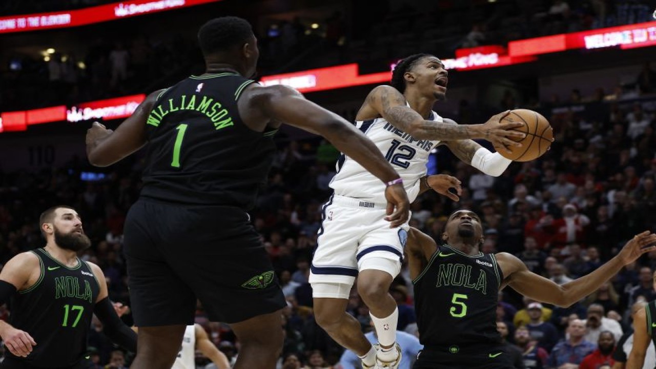 Pemain Memphis Grizzlies Ja Morant kembali setelah menjalani sanksi tidak boleh bermain dalam 25 gim NBA. ANTARA/AFP