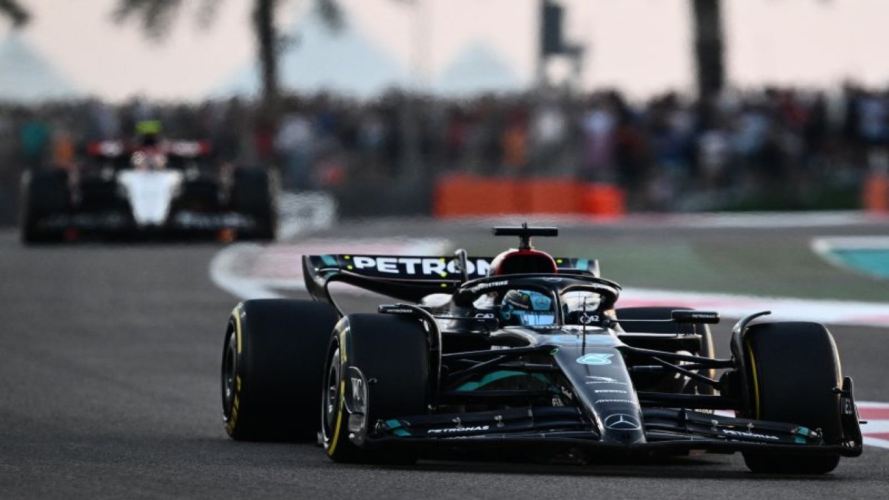 Pembalap Mercedes George Russell saat berkompetisi di GP Abu Dhabi Uni Emira Arab, 26 November 2023. (ANTARA/AFP-JEWEL SAMAD)