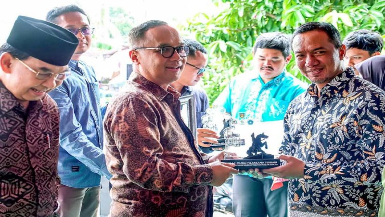 Wali Kota Magelang M. Nur Aziz di Magelang, memberikan langsung hadiah apresiasi kepada para pemenang. (ANTARA/HO - Bagian Prokompim Kota Magelang)