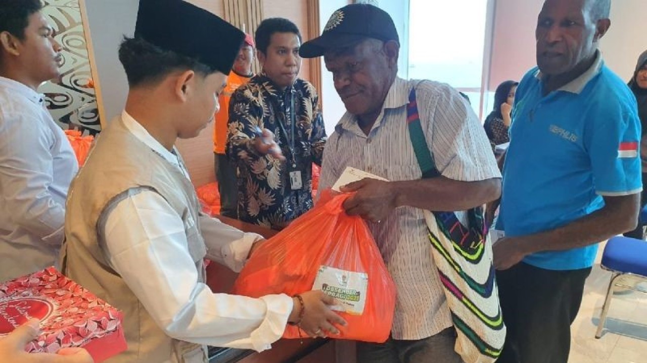 Pemberian paket sembako kepada OAP Non Muslim yang bertempat Kantor Gubernur Papua, Rabu (20/12) (ANTARA/Qadri Pratiwi