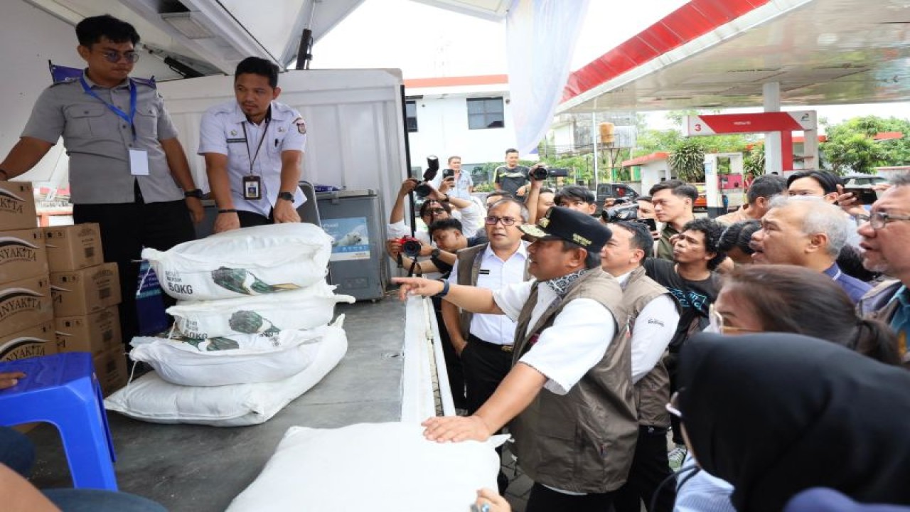 Wali Kota Makassar Moh Ramdhan Pomanto (kiri) mendampingi Gubernur Sulsel Bahtiar Baharuddin (tengah) saat meninjau operasi pasar murah pada mobil pengendali inflasi di Makassar, Sulawesi Selatan, Rabu (13/12/2023). ANTARA/HO-Pemkot Makassar.