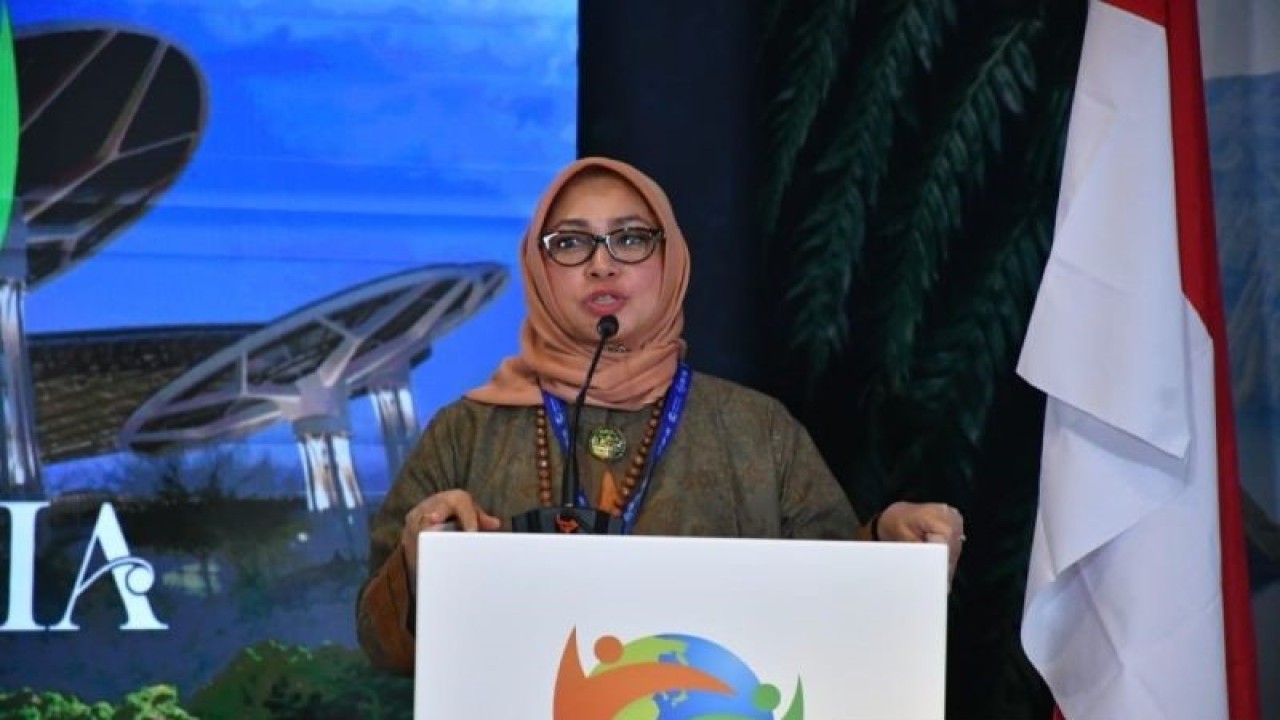 Staf Ahli Bidang Konektivitas, Pengembangan Jasa dan Sumber Daya Alam Kementerian Koordinator Bidang Perekonomian Musdhalifah Machmud saat menyampaikan materi dalam UN Climate Change Conference of the Parties (COP28) di Dubai, Uni Emirat Arab, Jumat (8/12/2023) (ANTARA/HO-Kemenko Perekonomian)