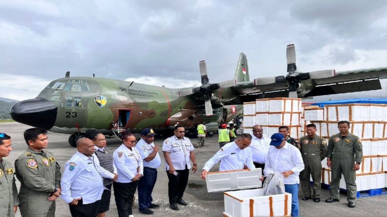 Penjabat Gubernur Papua Pegunungan menerima pengiriman ikan tuna segar dari Pemkab Biak Numgor yang diangkut dengan pesawat Hercules TNI AU di Wamena.ANTARA/HO-Prokompinda Biak