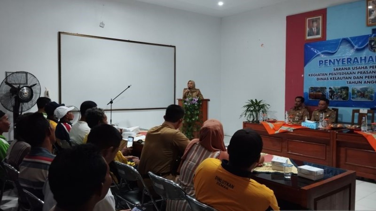 Bupati Demak Eisti'anah saat di hadapan nelayan mengajak untuk ikut mengkampanyekan gemar makan ikan. (ANTARA/Akhmad Nazaruddin Lathif)