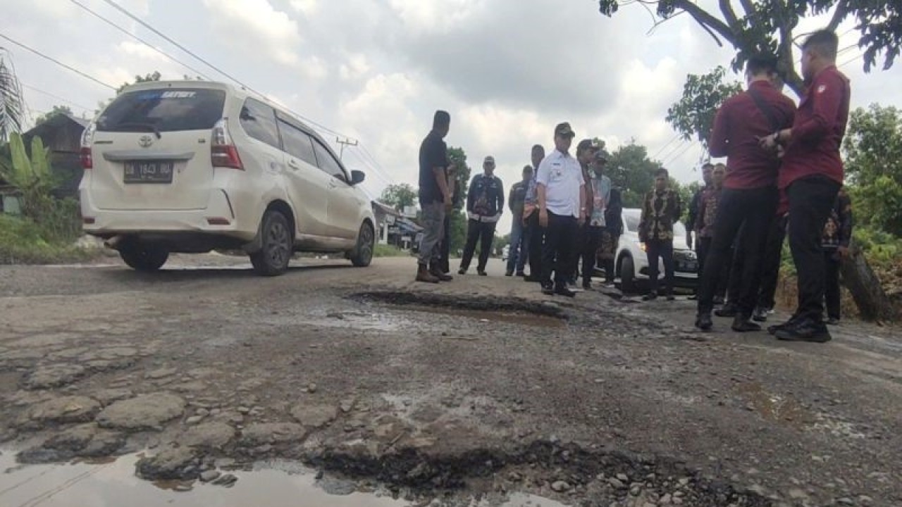 Foto Arsip - Bupati Kotawaringin Timur Halikinnor bersama jajaran ketika meninjau kondisi Jalan HM Arsyad, Sampit belum lama ini.  (ANTARA/Devita Maulina)
