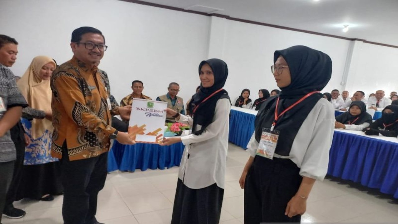 Sekretaris Daerah (Sekda) Kabupaten Natuna Boy Wijanarko saat memberikan sertifikat penghargaan kepada PPPK yang mendapatkan nilai tertinggi pada kegiatan orientasi. (ANTARA/Muhamad Nurman)