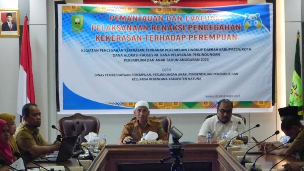 Asisten 1 Bidang Pemerintahan Kabupaten Natuna Haidir (Peci putih) saat membuka rapat pemantauan dan evaluasi pelaksanaan renaksi pencegahan kekerasan pada perempuan, pada Selasa (05/12) di Kantor Bupati Natuna, Jalan Batu Sisir, Kecamatan Bunguran Timur. (ANTARA/Muhamad Nurman)