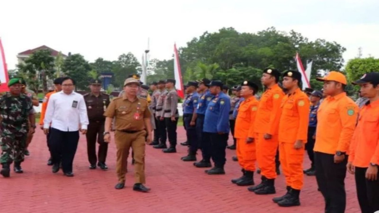 Penjabat Bupati Tapin Syarifuddin memeriksa kesiapan personel gabungan saat apel siaga bencana banjir, tanah longsor dan puting beliung di Rantau, Kalimantan Selatan di Rantau, Senin (4/12/2023). ANTARA/Muhammad Fauzi Fadilah