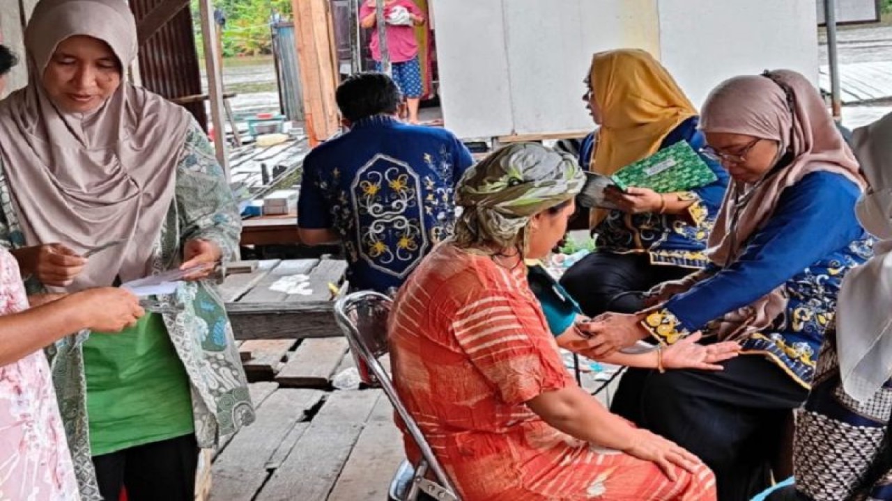 Pemkot Palangka Raya lakukan pemeriksaan kesehatan warga terdampak banjir di Palangka Raya. (ANTARA/HO-Dinkes Kota Palangka Raya)