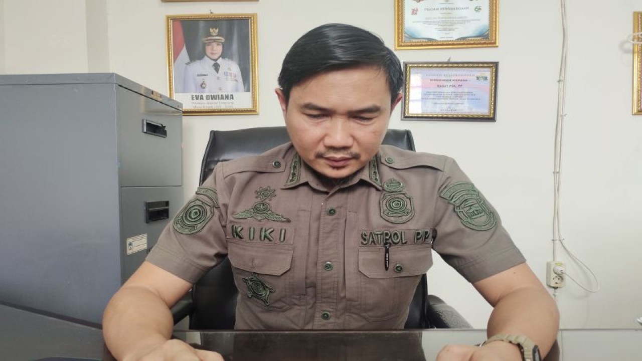 Kepala Satuan Polisi Pamong Praja (Kasat Pol PP) Kota Bandarlampung Ahmad Nurizki saat dimintai keterangan. Bandarlampung, Rabu, (6/12/2023). (ANTARA/Dian Hadiyatna)