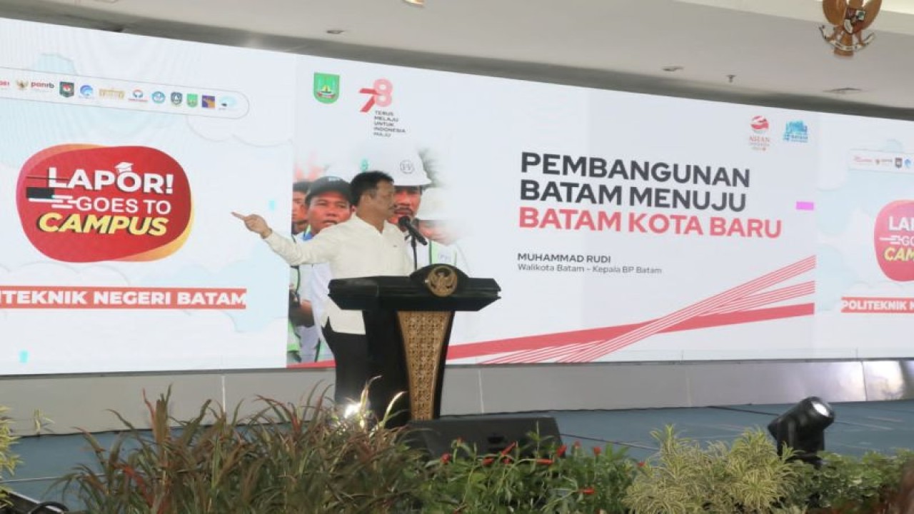 Wali Kota Batam Muhammad Rudi saat membuka kegiatan sosialisasi Sistem Pengelolaan Pengaduan Pelayanan Publik Nasional (SP4N) - Layanan Aspirasi dan Pengaduan Online Rakyat (LAPOR) kepada mahasiswa di Politeknik Negeri Batam, (ANTARA/HO-Pemkot Batam)