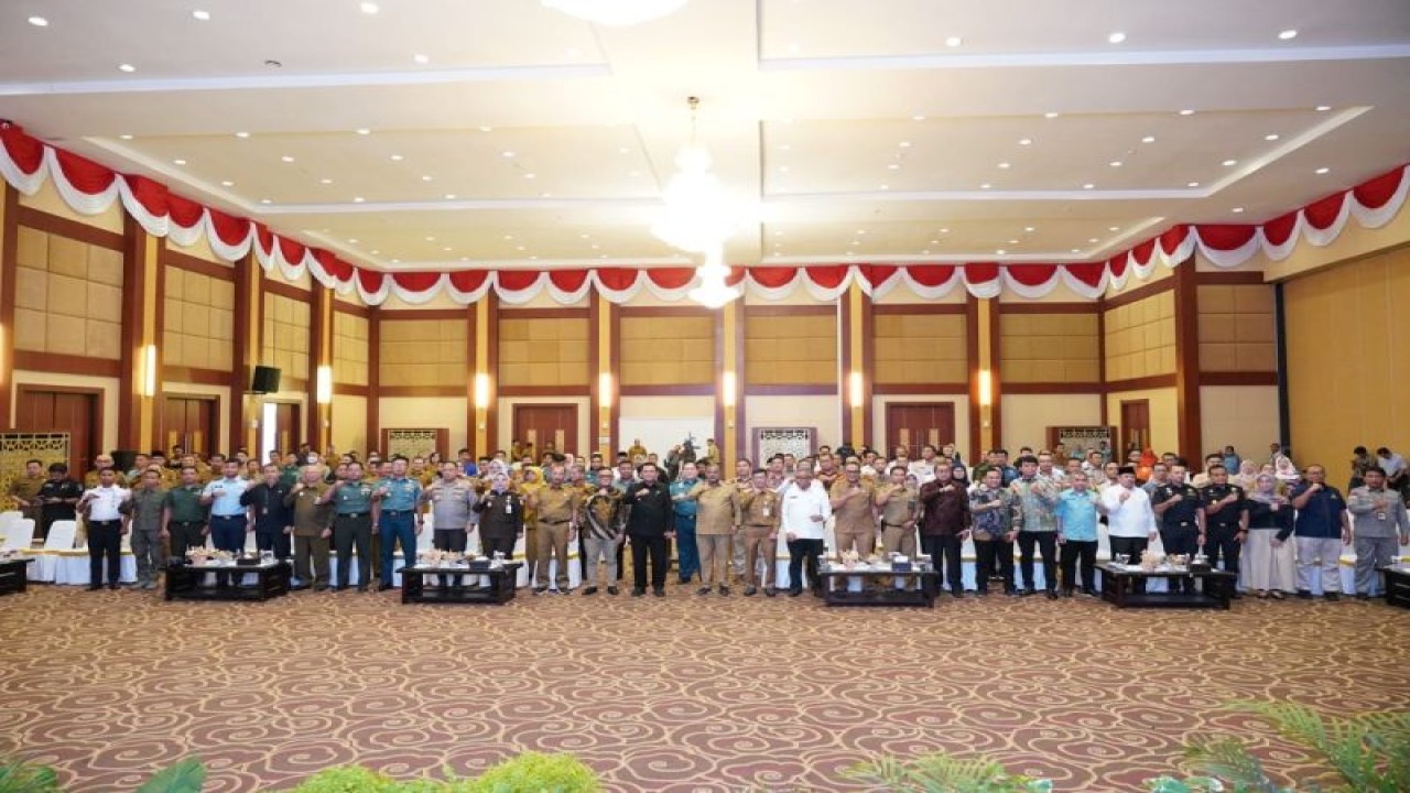 Penyerahan Daftar Isian Pelaksanaan Anggaran (DIPA) dan Buku Daftar Alokasi Transfer Ke Daerah (TKD) Tahun Anggaran 2024 di Provinsi Kepri Tahun 2023. (ANTARA/HO-Pemkot Batam)