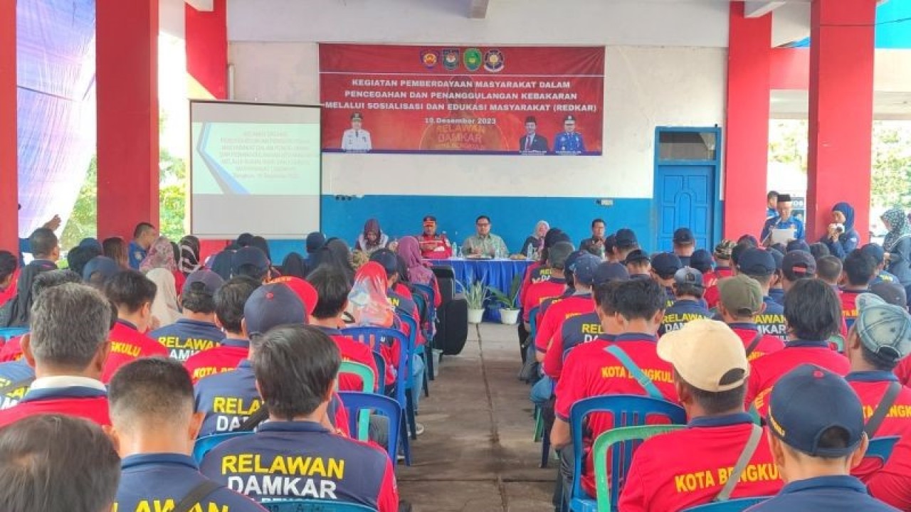 Penjabat Wali Kota Bengkulu saat memberikan motivasi pada kegiatan edukasi kepada Relawan kebakaran di Kota Bengkulu. ANTARA/Anggi Mayasari