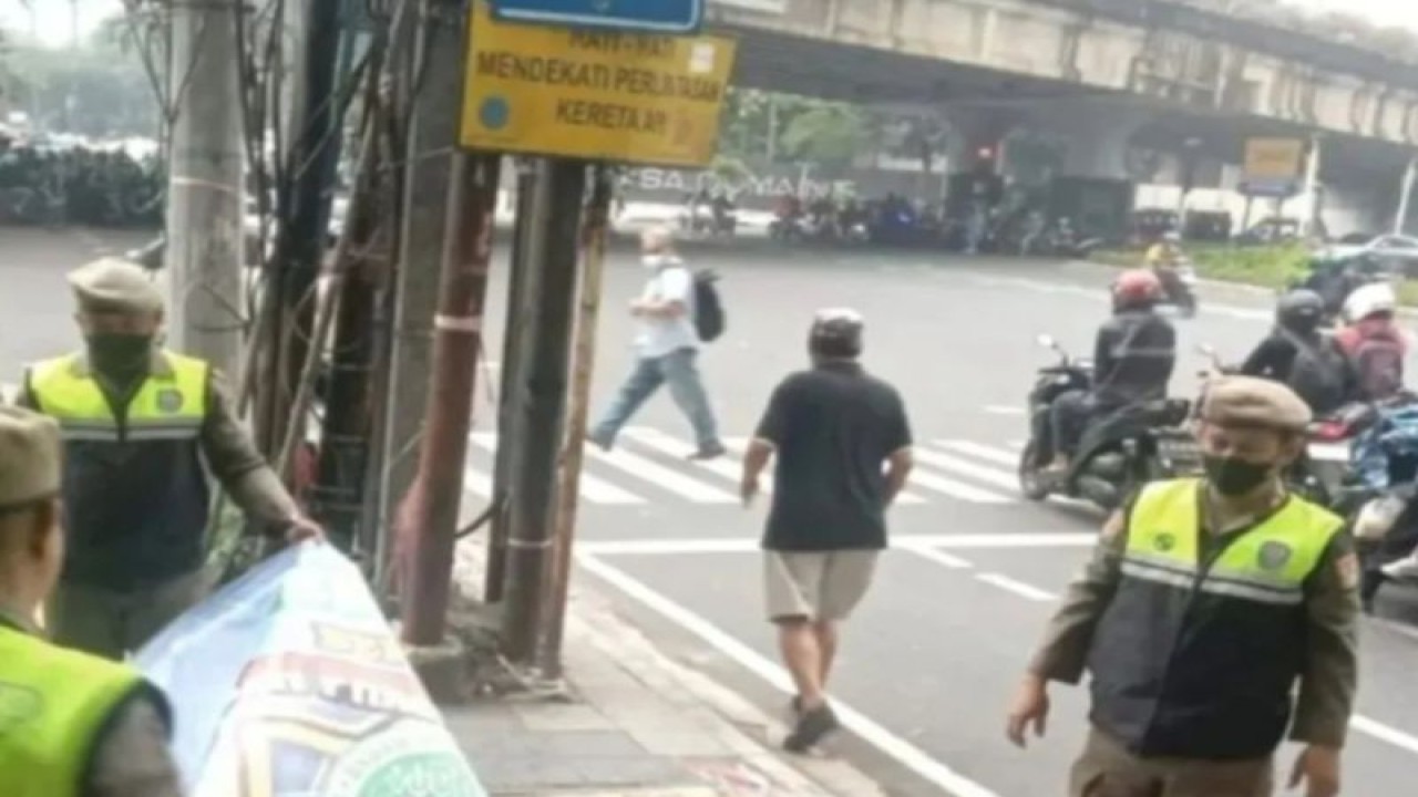 Satuan Polisi Pamong Praja (Satpol PP) DKI Jakarta menyita atribut berupa spanduk dan baliho partai politik yang tidak memiliki izin atau sudah habis masa pemasangan, Senin (24/7/2023). (ANTARA/HO-Satpol PP DKI Jakarta)
