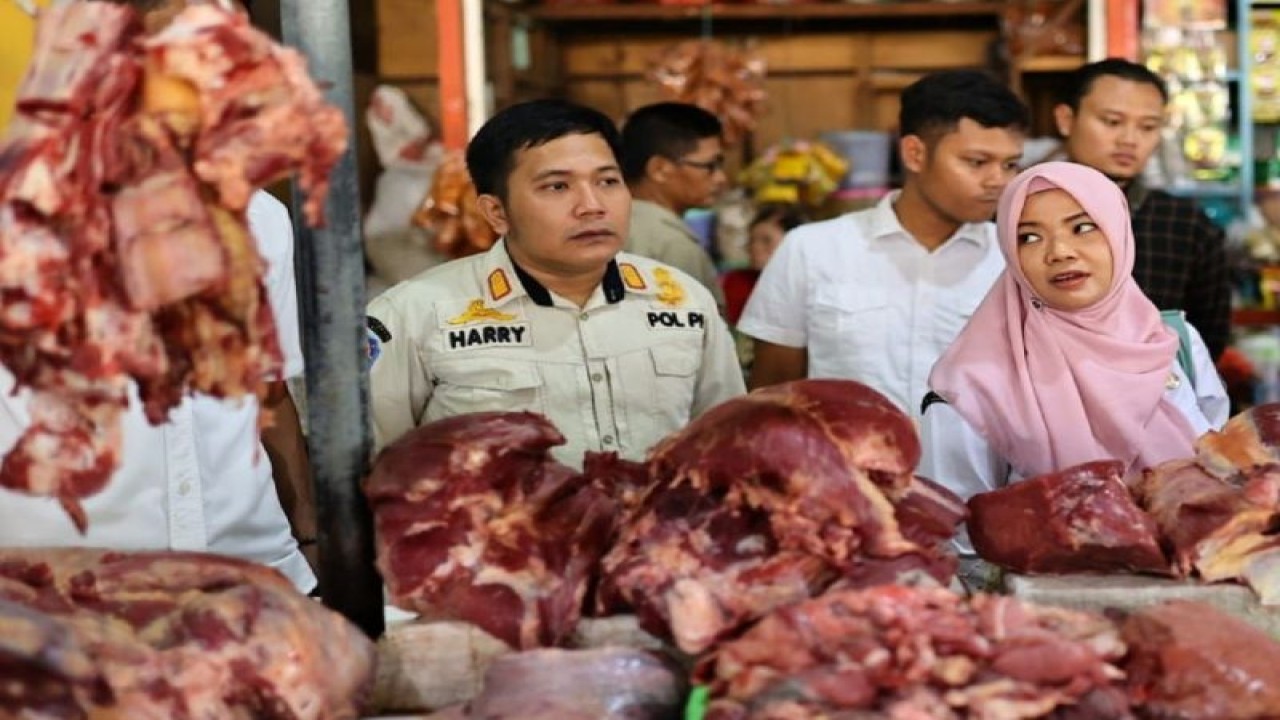 Petugas Dinas Perdagangan dan Satgas Pangan memantau harga dan pasokan sejumlah bahan kebutuhan pokok penting di pasaran menjelang momentum hari raya keagamaan, yakni Natal 2023 dan Tahun Baru 2024. Pemantauan dilakukan di Pasar Besar Madiun, Pasar Sleko, dan Srijaya. ANTARA/HO-Diskominfo Kota Madiun