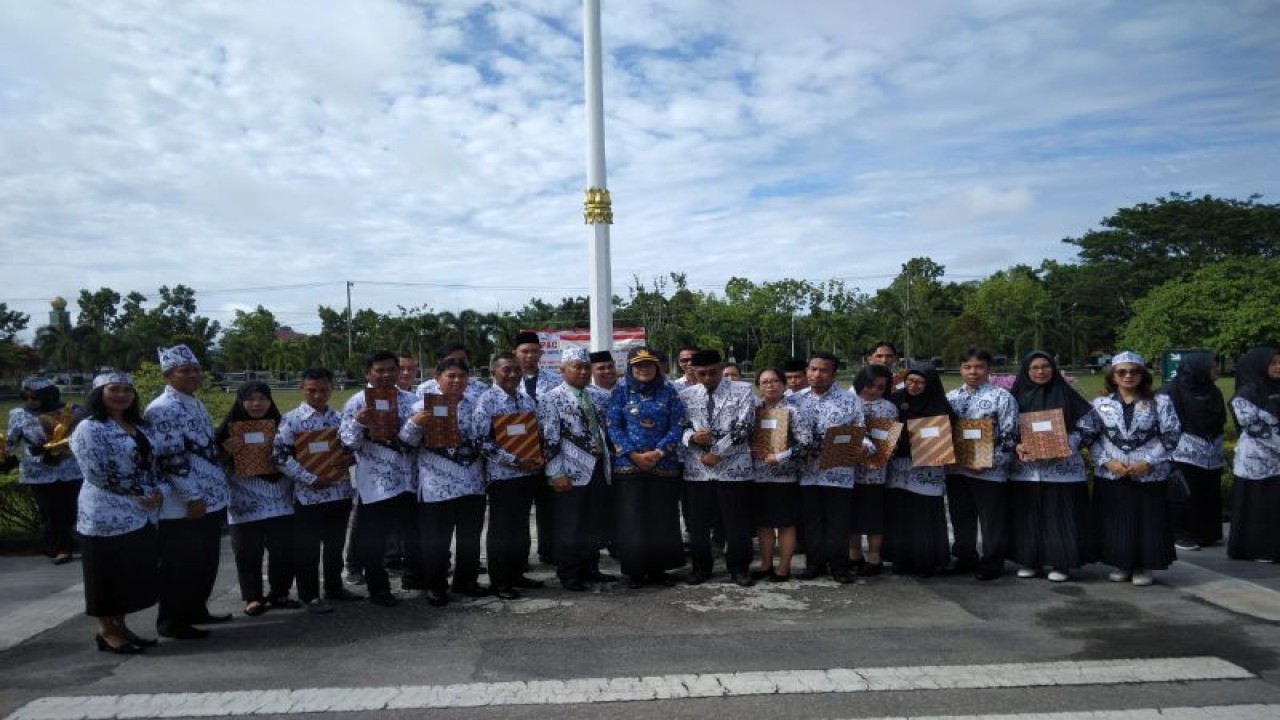 Pj Wali Kota Palangka Raya Hera Nugrahayu didampingi Kepala Dinas Pendidikan Kota Jayani bersama tenaga pendidik di daerah itu dalam merayakan HUT guru belum lama ini. ANTARA/Dokumentasi Pribadi