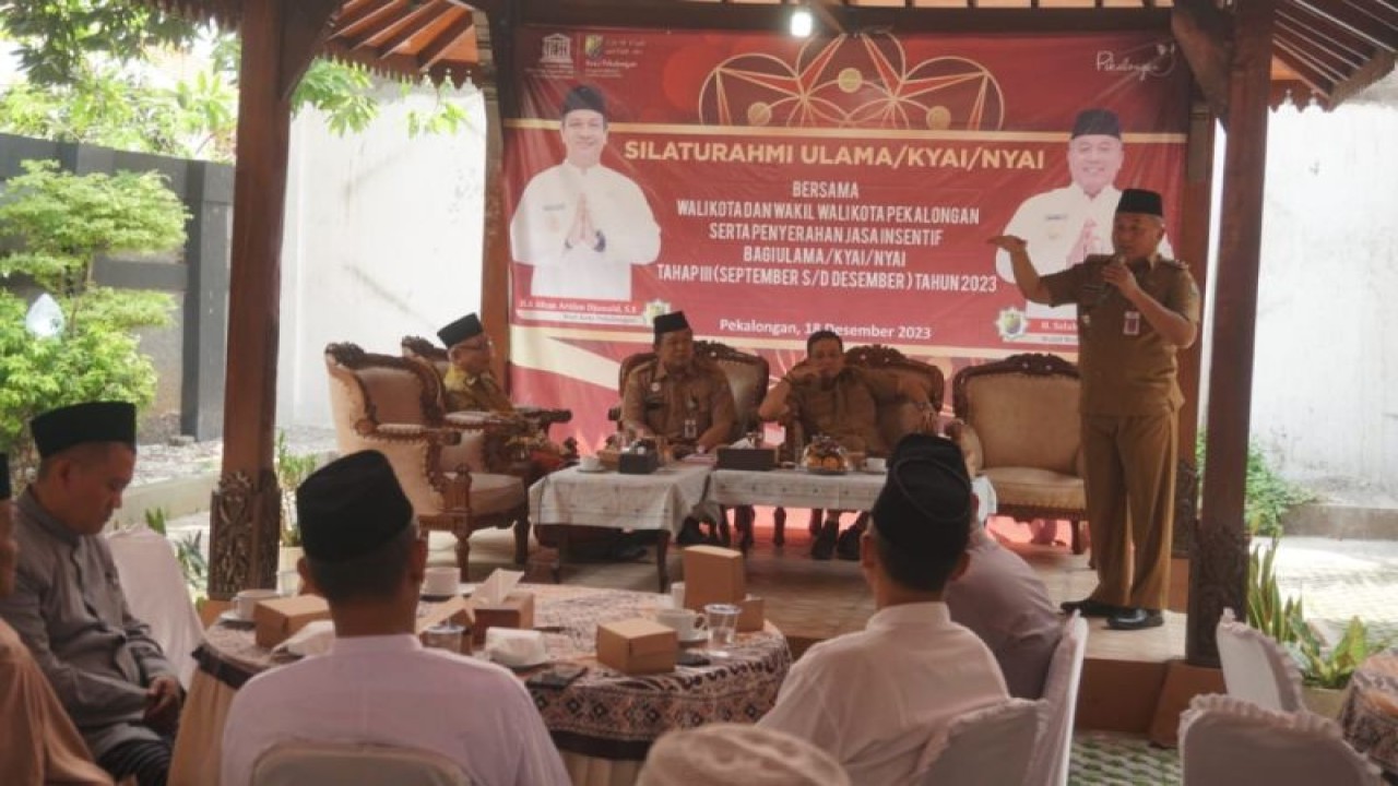 Wakil Wali Kota Pekalongan Salahudin memberikan pengarahan pada para ulama terkait pentingnya penanganan kasus tunting dan pernikahan dini pada remaja. (ANTARA/HO-Humas Kota Pekalongan)