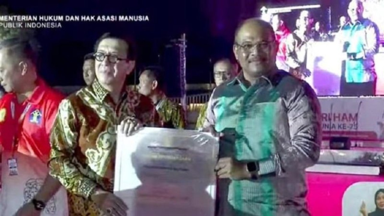Menkumham Yasonna H. Laoly (kiri) menyerahkan penghargaan Provinsi Peduli HAM kepada Pj Gubernur Kepulauan Bangka Belitung Safrizal A. Z. di Jakarta, Minggu (11/12/2023). (ANTARA/HO-Diskominfo Babel)