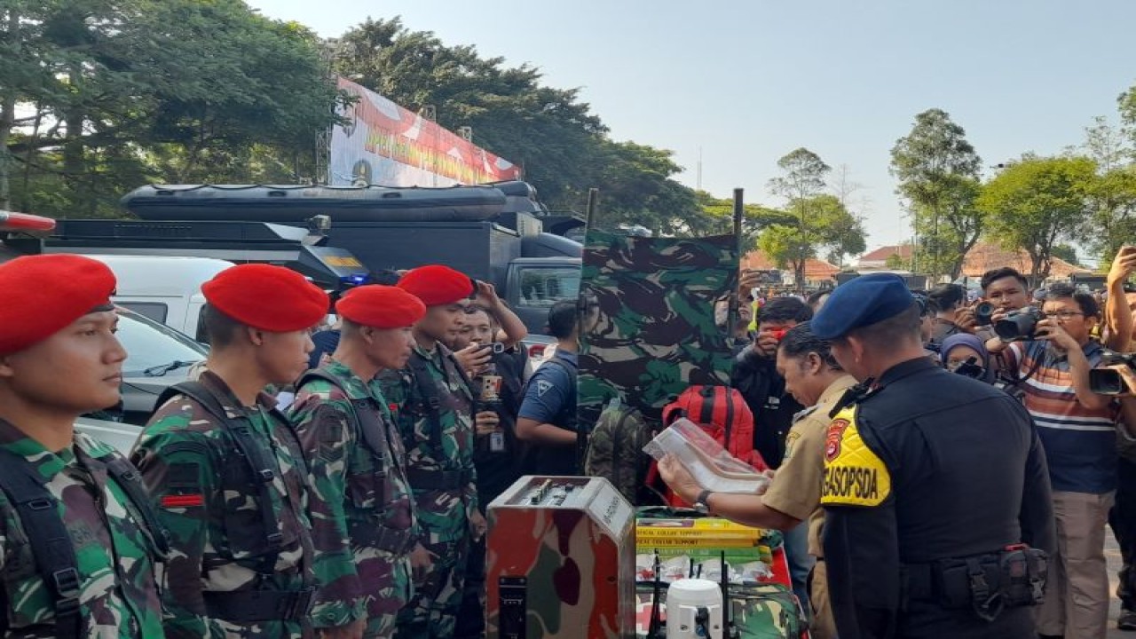 Pemerintah Provinsi (Pemprov) Banten melakukan persiapan menghadapi libur Natal 2023 dan Tahun Baru 2024, di antaranya menggelar apel pasukan dan peralatan SAR dalam rangka kesiapan penanganan bencana alam, di Alun-alun Kota Serang, Selasa.  (ANTARA/Desi Purnama Sari).
