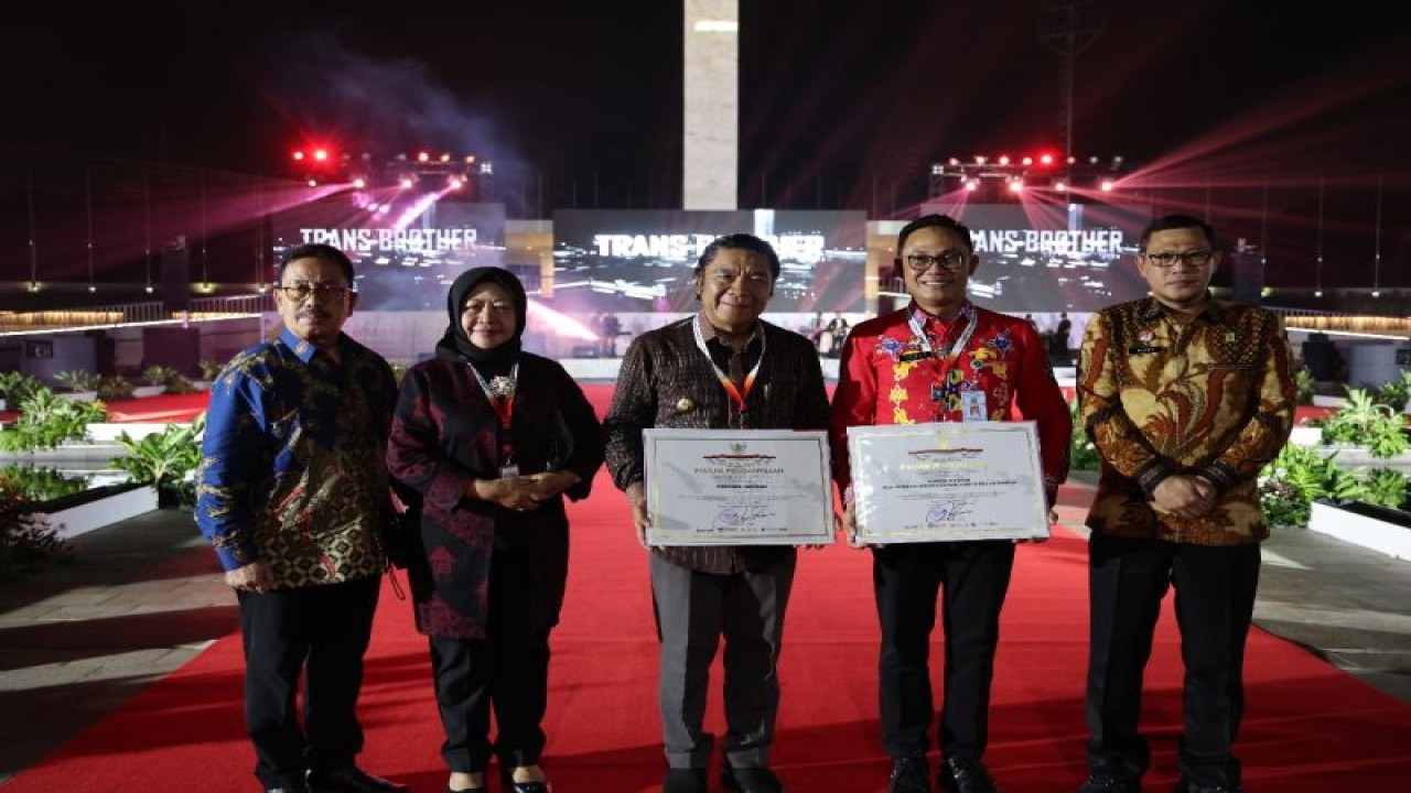 Pemerintah Provinsi (Pemprov) Banten meraih penghargaan peduli hak asasi manusia (HAM) dalam membina dan membangun sebagian besar atau seluruh Kabupaten/Kota peduli HAM Tahun 2022.  (ANTARA/HO-Dokumen Pemprov Banten)