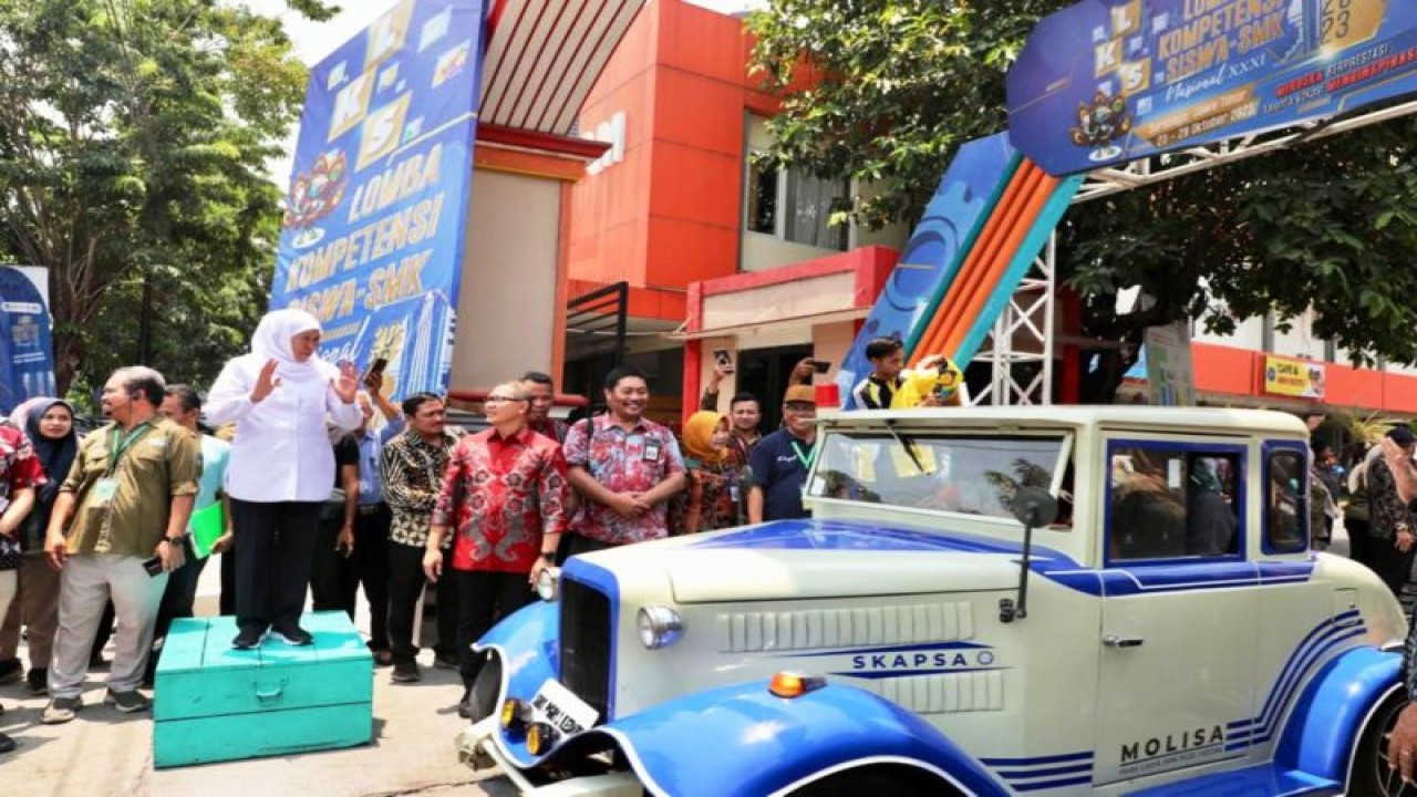 Gubernur Jawa Timur Khofifah Indar Parawansa didampingi Kepala Dinas Pendidikan Jatim Aries Agung Paewai melepas Parade Kendaraan Konversi Listrik Karya Siswa SMK Negeri dan Swasta se-Jawa Timur, di SMK Negeri 6 Surabaya beberapa waktu lalu. (ANTARA/HO-Biro Adpim Jatim)